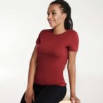 chica-camiseta-roja-e1643312039283.jpg